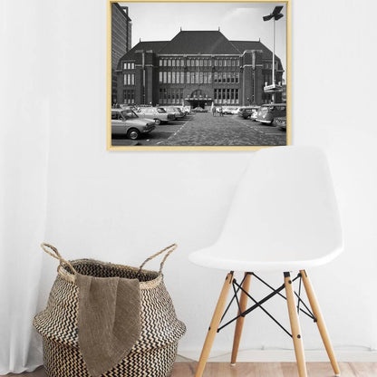 Zwart-witfoto uit 1974 van de voorgevel van het Hoofdpostkantoor op de Neude in Utrecht. – canvas naturel baklijst in keuken