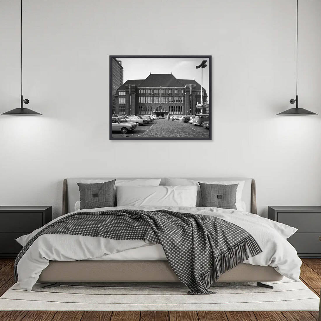 Zwart-witfoto uit 1974 van de voorgevel van het Hoofdpostkantoor op de Neude in Utrecht. – canvas zwarte baklijst in slaapkamer