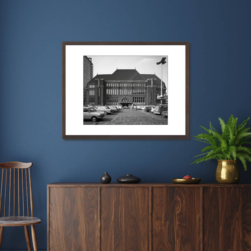 Zwart-witfoto uit 1974 van de voorgevel van het Hoofdpostkantoor op de Neude in Utrecht. – donkerbruine wissellijst in woonkamer