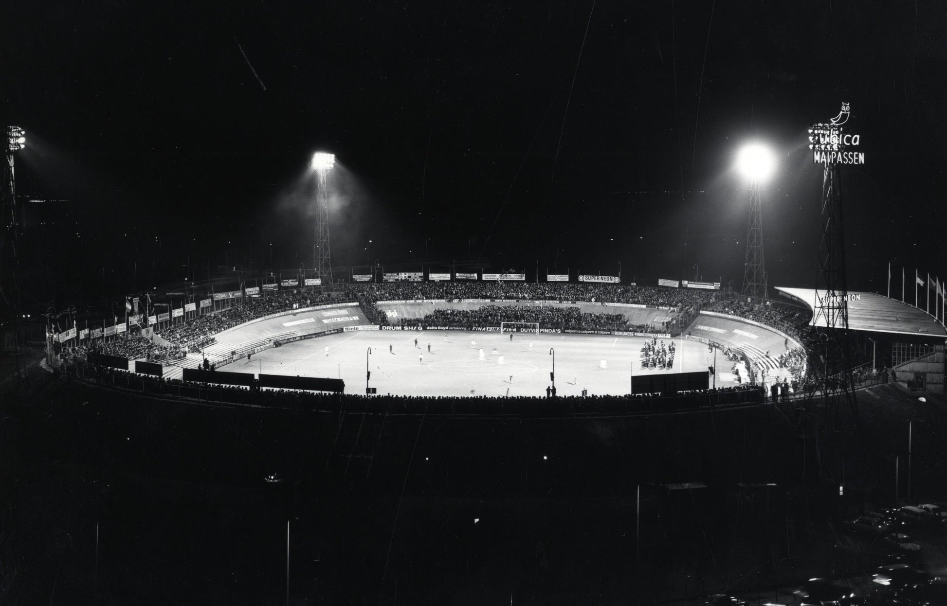 Zwart-witfoto uit 1976 van het Stadion Galgenwaard in Utrecht.
