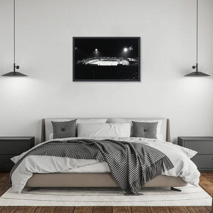 Zwart-witfoto uit 1976 van het Stadion Galgenwaard in Utrecht. – canvas zwarte baklijst in slaapkamer