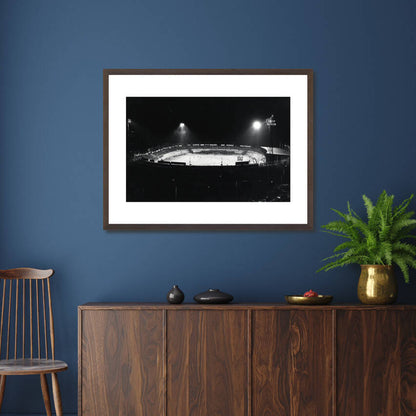 Zwart-witfoto uit 1976 van het Stadion Galgenwaard in Utrecht. – donkerbruine wissellijst in woonkamer
