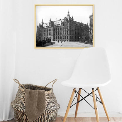 Zwart-witfoto uit 1918 van het tweede administratiegebouw van de Nederlandse Spoorwegen in Utrecht. – canvas naturel baklijst in keuken