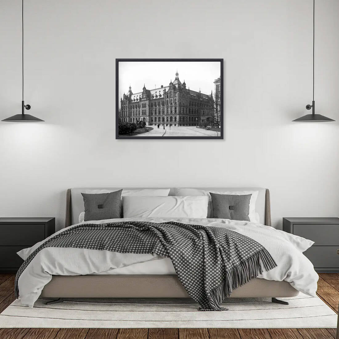 Zwart-witfoto uit 1918 van het tweede administratiegebouw van de Nederlandse Spoorwegen in Utrecht. – canvas zwarte baklijst in slaapkamer