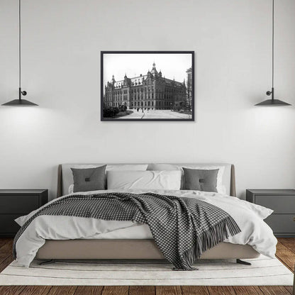 Zwart-witfoto uit 1918 van het tweede administratiegebouw van de Nederlandse Spoorwegen in Utrecht. – canvas zwarte baklijst in slaapkamer