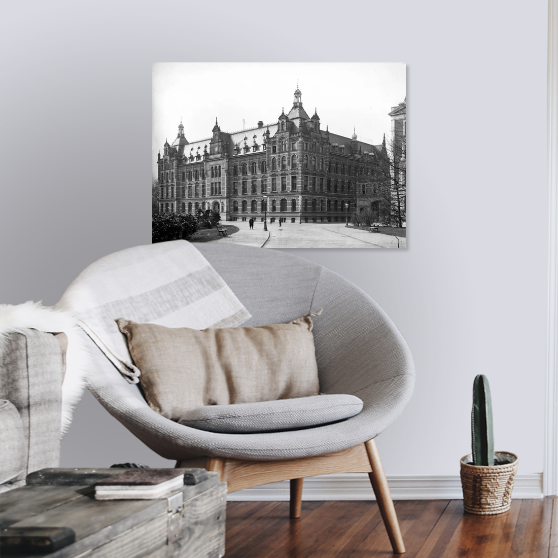Zwart-witfoto uit 1918 van het tweede administratiegebouw van de Nederlandse Spoorwegen in Utrecht. – canvas zonder lijst in leeshoek