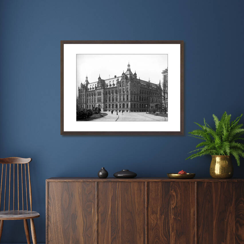 Zwart-witfoto uit 1918 van het tweede administratiegebouw van de Nederlandse Spoorwegen in Utrecht. – donkerbruine wissellijst in woonkamer