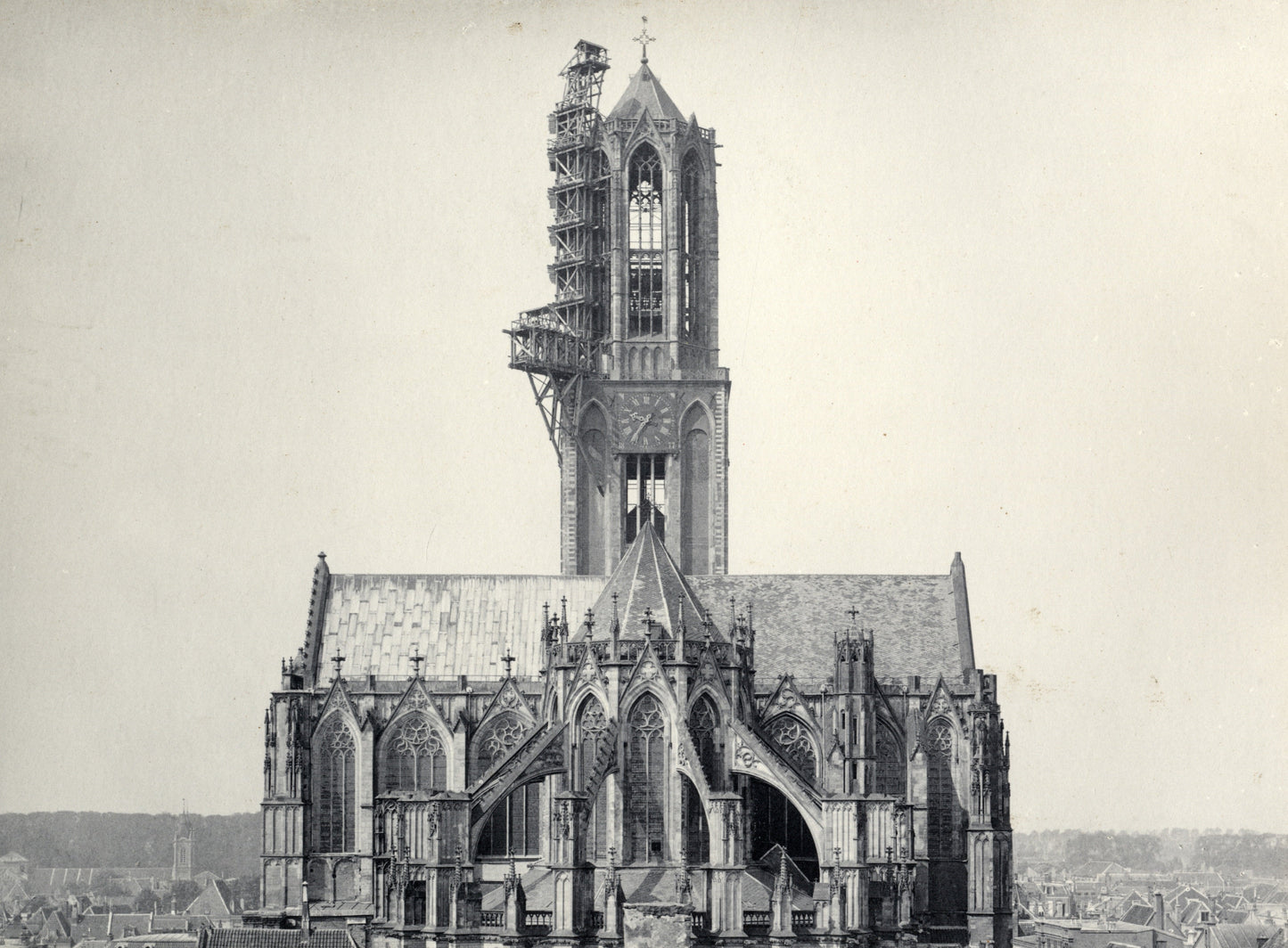Zwart-witfoto uit 1903 van het koor van de Domkerk aan het Domplein in Utrecht.