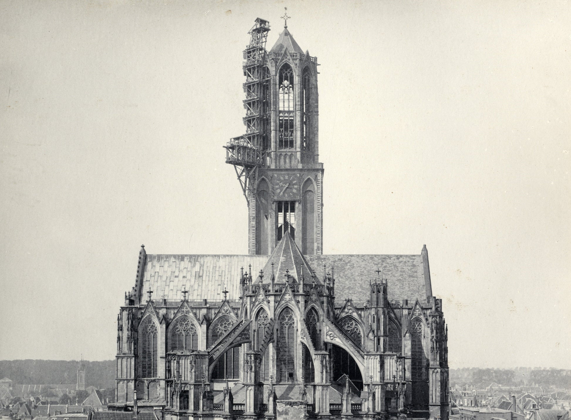 Zwart-witfoto uit 1903 van het koor van de Domkerk aan het Domplein in Utrecht.