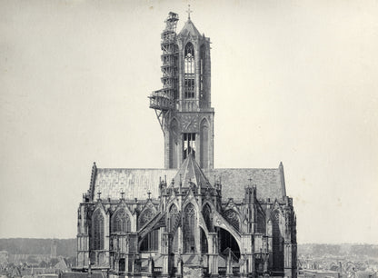 Zwart-witfoto uit 1903 van het koor van de Domkerk aan het Domplein in Utrecht.