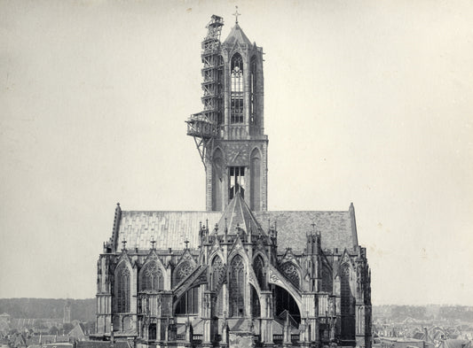 Zwart-witfoto uit 1903 van het koor van de Domkerk aan het Domplein in Utrecht.