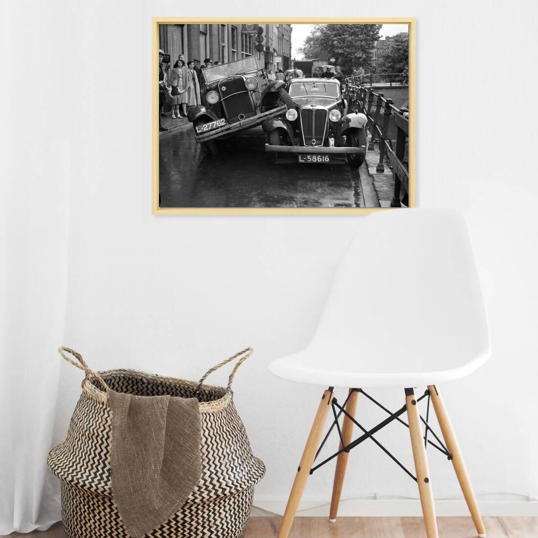 Zwart-witfoto uit 1951 van een aanrijding tussen twee auto's op de Oudegracht in Utrecht. – canvas naturel baklijst in keuken