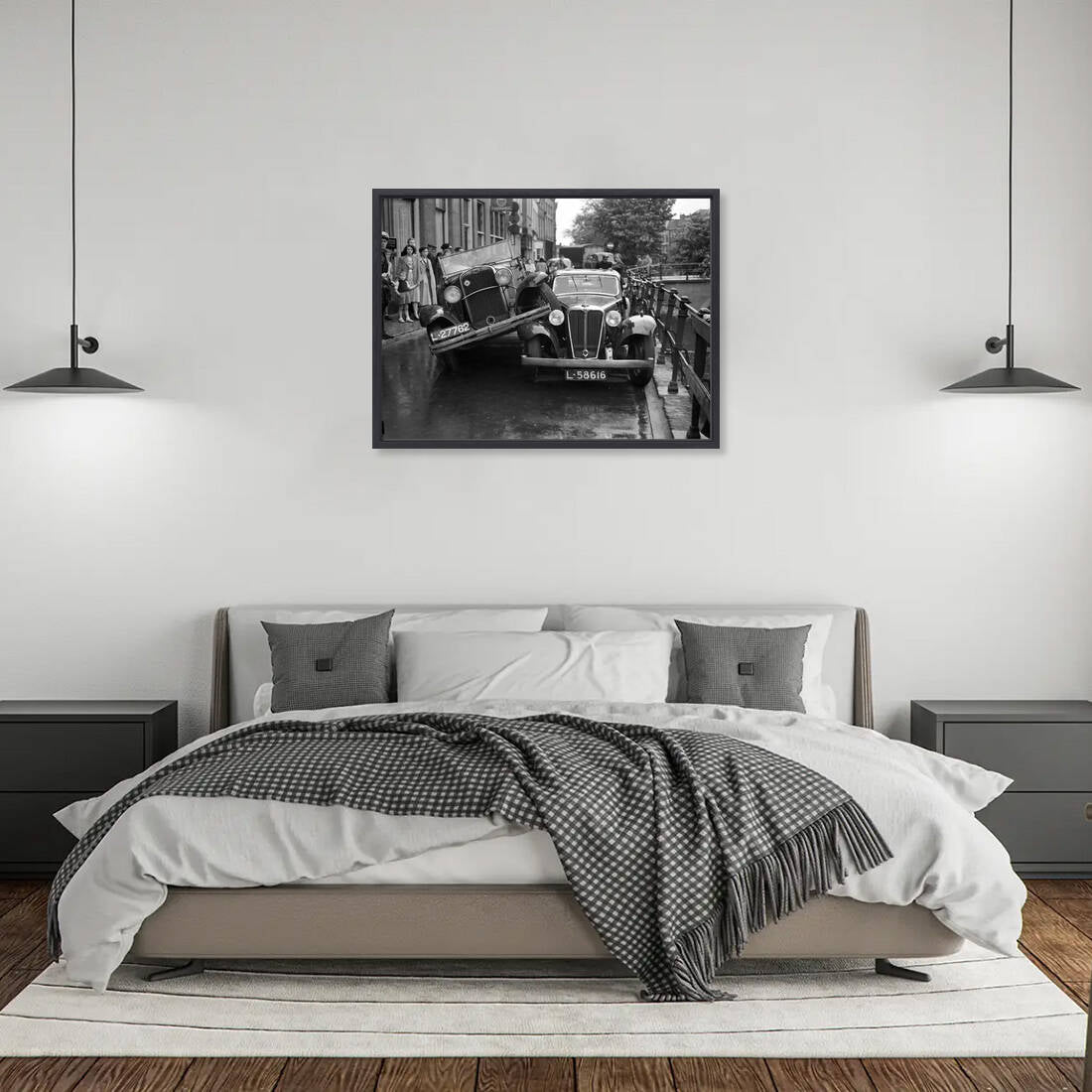 Zwart-witfoto uit 1951 van een aanrijding tussen twee auto's op de Oudegracht in Utrecht. – canvas zwarte baklijst in slaapkamer