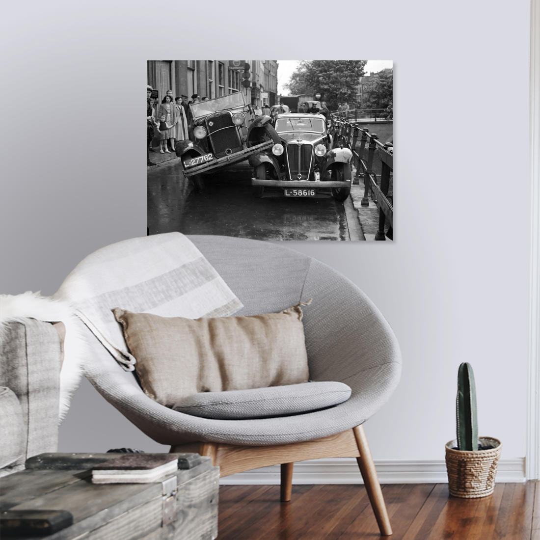 Zwart-witfoto uit 1951 van een aanrijding tussen twee auto's op de Oudegracht in Utrecht. – canvas zonder lijst in leeshoek