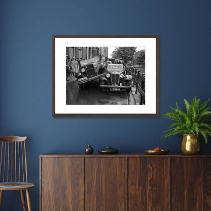 Zwart-witfoto uit 1951 van een aanrijding tussen twee auto's op de Oudegracht in Utrecht. – donkerbruine wissellijst in woonkamer