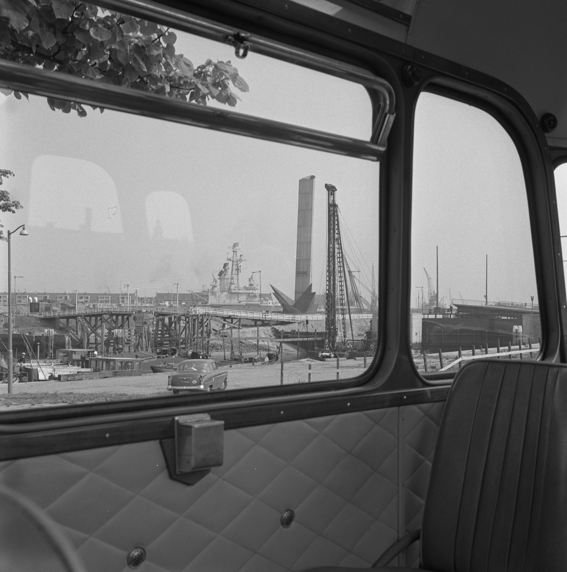 Historische foto van het Zeevaartmonument rond 1959 – donkerbruine wissellijst in woonkamer